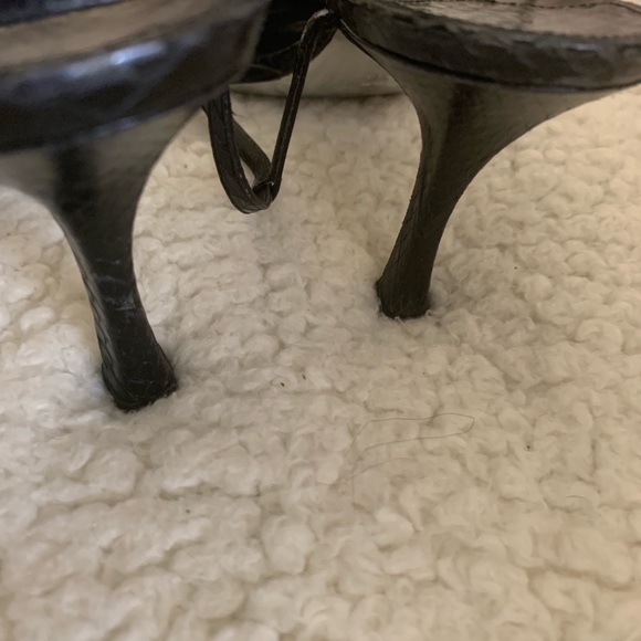 Luis Vuitton black strap medium height heels - Picture 3 of 5